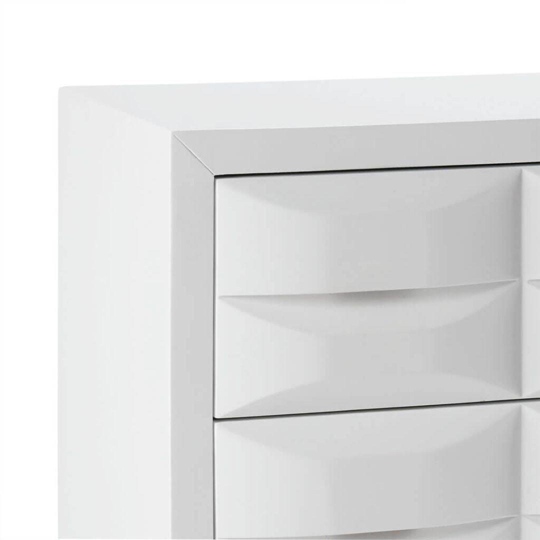 A zoom Image of the white hue gloss of the 3-drawer Chest